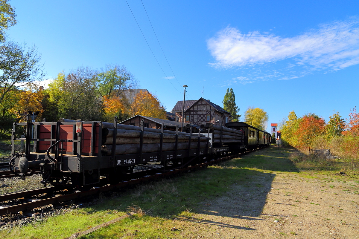 IG HSB-Sonder-PmG 2 am 19.10.2014 abfahrbereit im Bahnhof Harzgerode. Die zu sehenden Güterwagen wurden zuvor von 99 5906 mit dem ersten Sonderzug des Tages hier hinterstellt. (Bild 2)