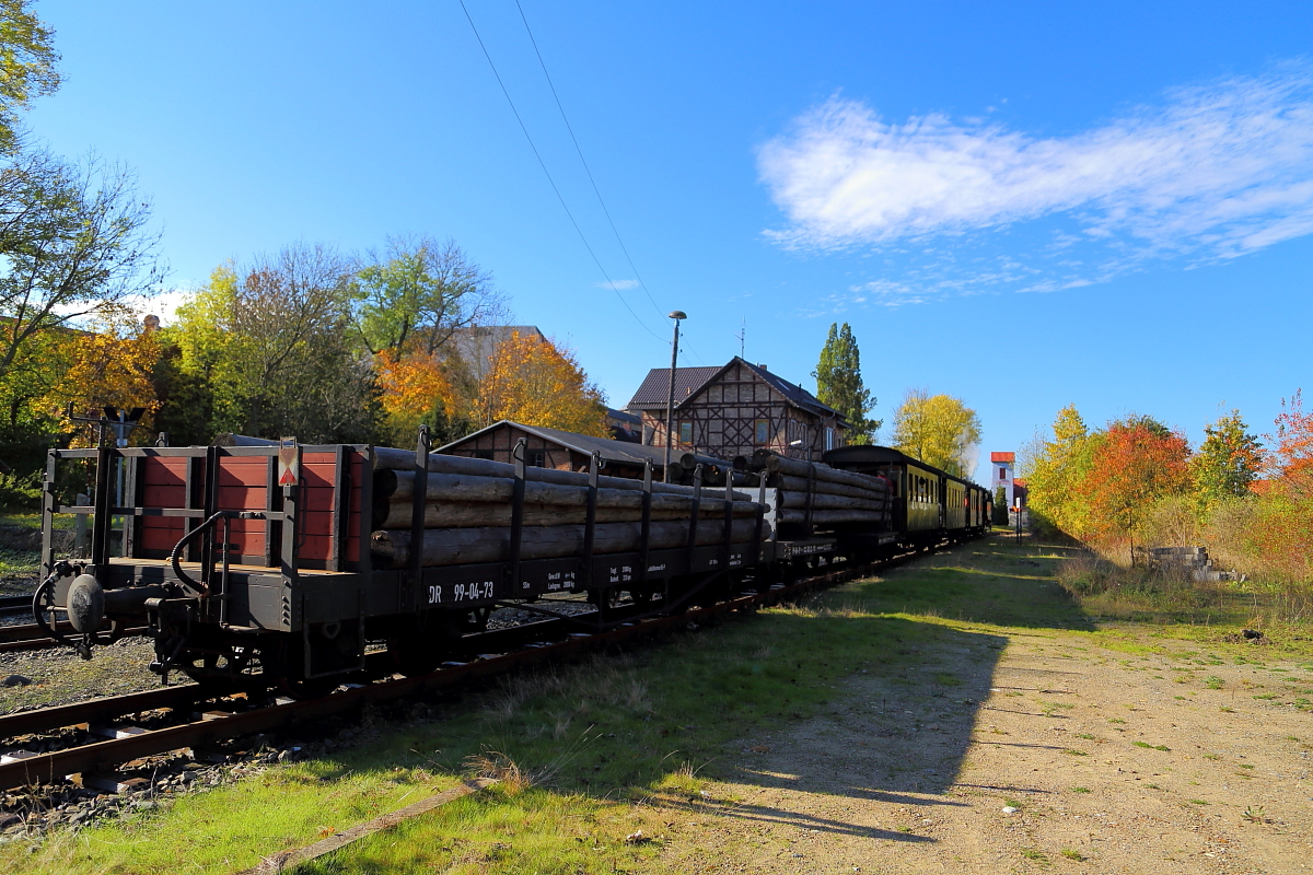 IG HSB-Sonder-PmG 2 am 19.10.2014 abfahrbereit im Bahnhof Harzgerode. Die zu sehenden Güterwagen wurden zuvor von 99 5906 mit dem ersten Sonderzug des Tages hier hinterstellt. (Bild 2)