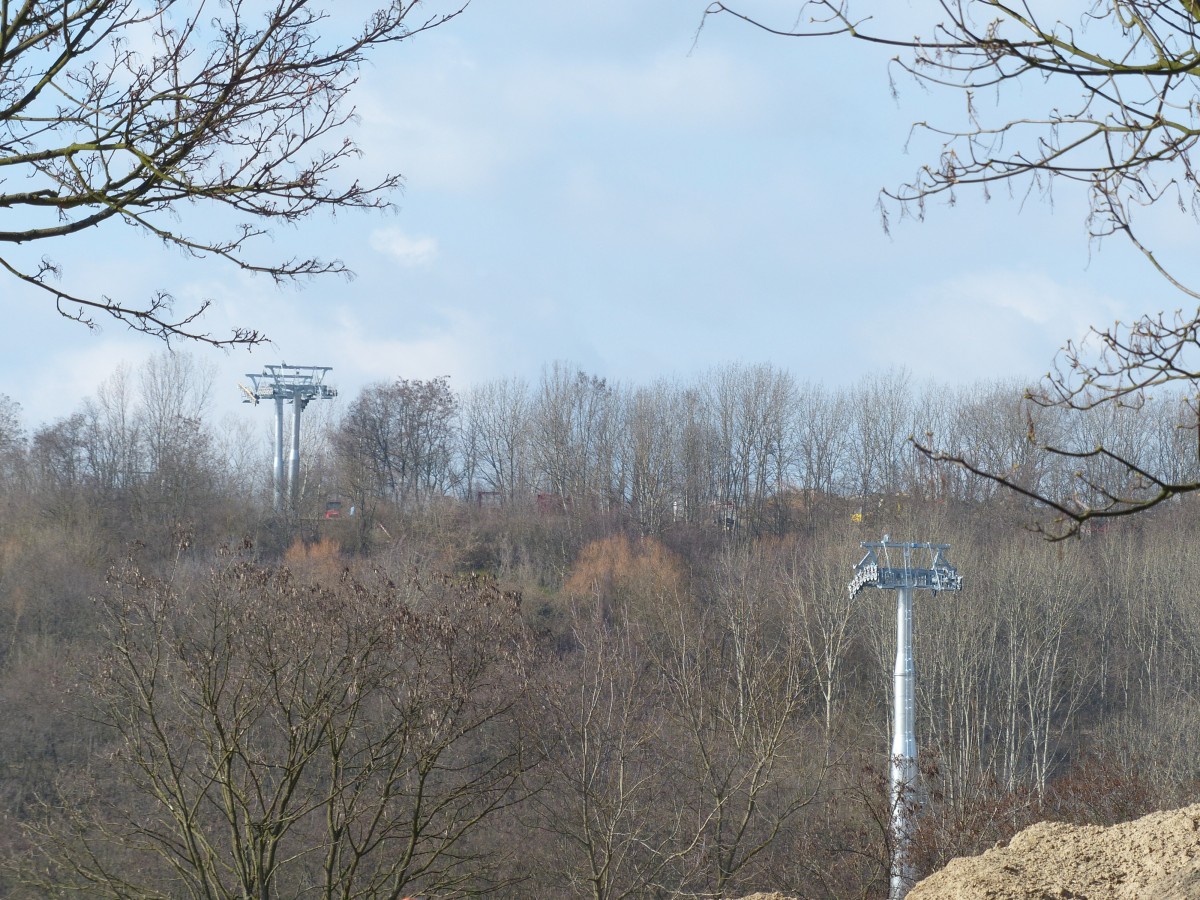 IGA-Seilbahn in Berlin: Zunächst war die Planung, diese Verbindung vom U-Bahnhof Neue Grottkauer Straße zum IGA-Gelände auf dem Kienberg nur für wenige Jahre zu betreiben. Nun wird sie wohl eine dauerhafte Einrichtung und eine neue Attraktion für Berlin. Bis jetzt kann man nur die Pfeiler aus der Entfernung sehen. Berlin Hellersdorf, 19.3.2016