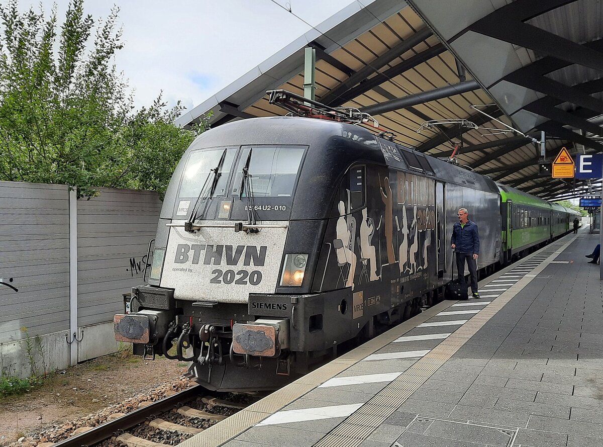 IGE 182 510 mit dem FLX 32612 von Stuttgart Hbf nach Berlin Hbf (tief), am 18.09.2021 beim Halt in Erfurt Hbf.