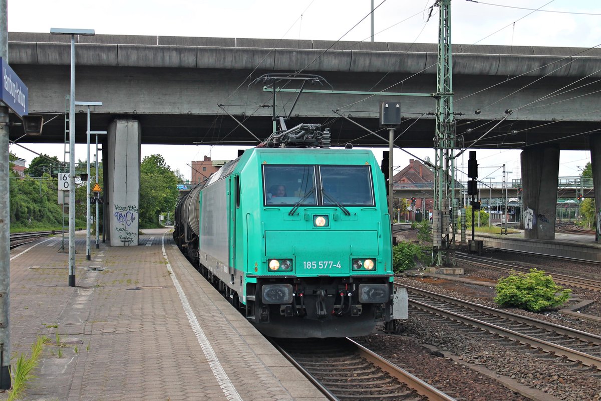 IGE 185 577-4 am 26.05.2015 bei der Durchfahrt mit einem Kesselwagenzug in Hamburg Harburg gen Maschen.