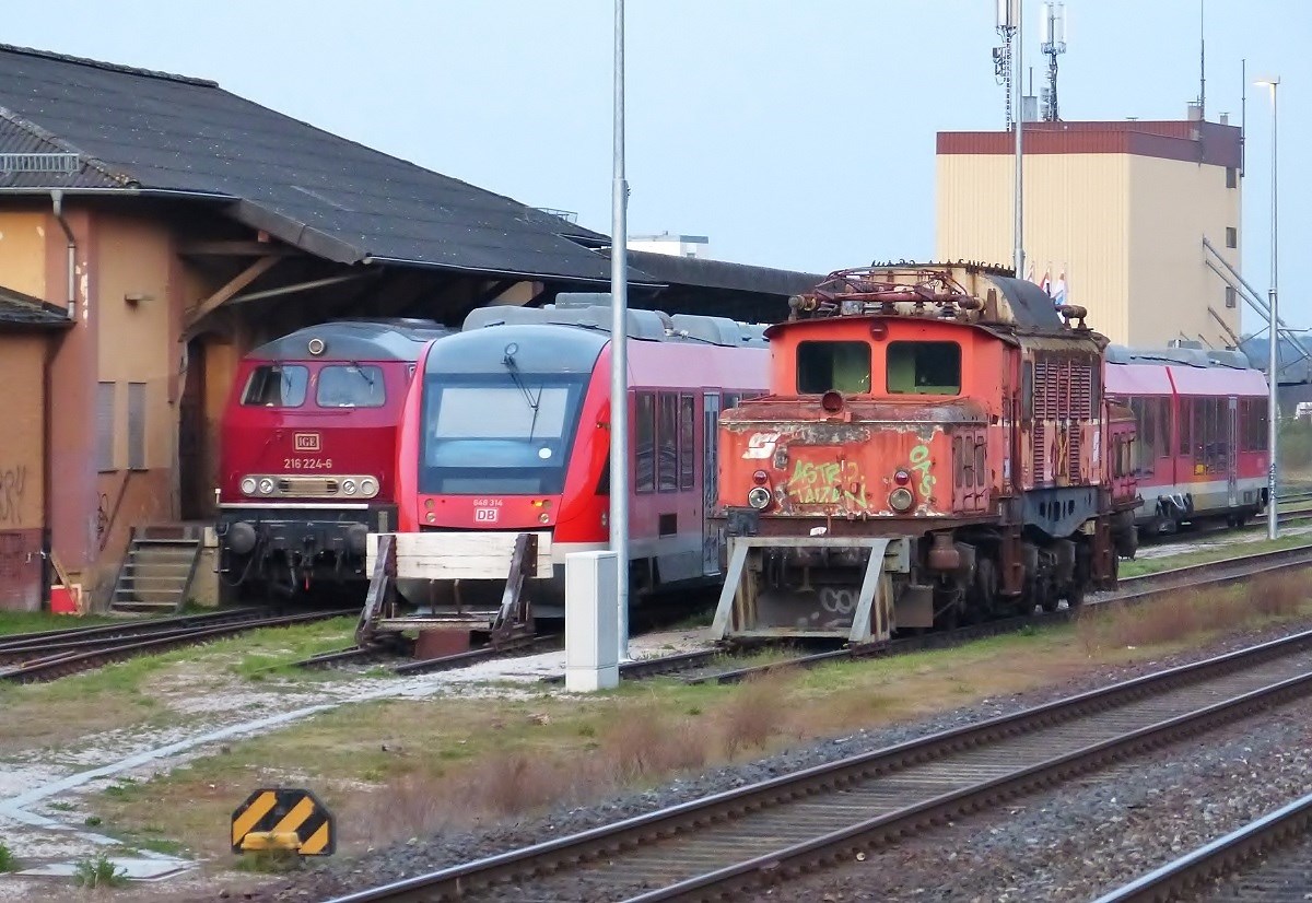 IGE 216 224, 648 314 und ex ÖBB 1020.005-3 in Hersbruck rechts der Pegnitz 10.04.2020