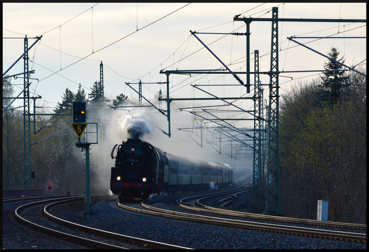 IGE 41 1144 & IGTL 35 1097 mit dem Sonderzug DZ 26325 Glauchau/Sachs. - Dresden am 10.04.2026 in Niederwiesa. Der Zug verkehrte anlässlich des Dresdner Dampfloktreffens als Fanfahrt zwei Mal über die Sachsenmagistrale. 