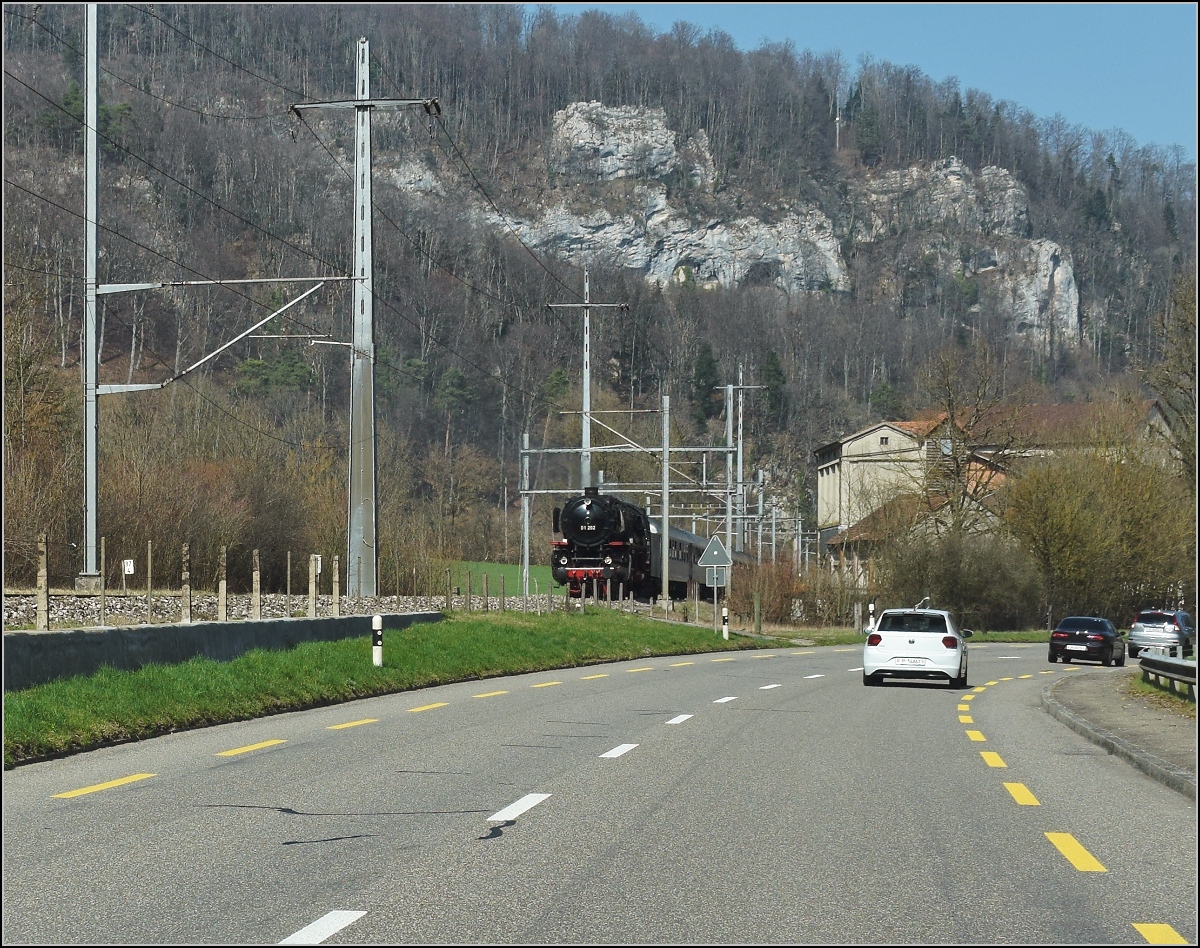 IGE-Abschiedsfahrt vom  Blauen Fernschnellzug . 

01 202 wird nach Basel gezogen, hier bei Soyhières, nominell aber noch in Delsberg. März 2019.