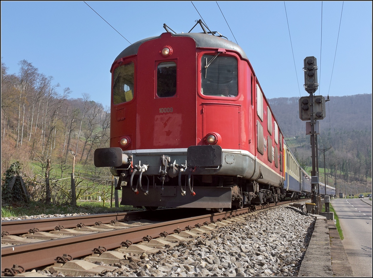 IGE-Abschiedsfahrt vom  Blauen Fernschnellzug . 

Der Schnellzug kurz vor dem Angensteintunnel, da ich in Delsberg überrascht feststellte, nicht die Lok wendete Richtung Basel, sondern der Zug, kam nur die Südseite in Frage. Re 4/4 I 10009 fuhr voraus. Standort Strasse, Aesch, März 2019.