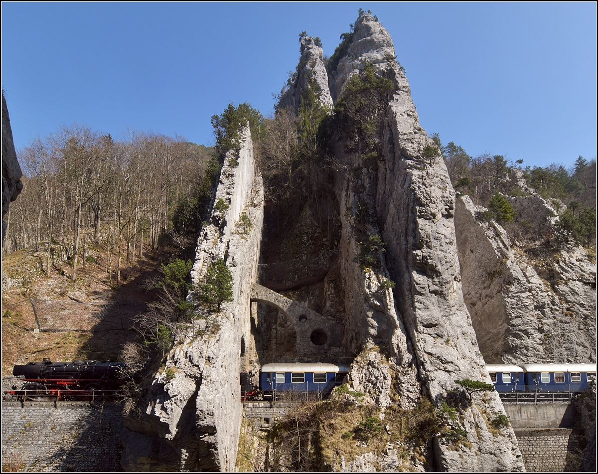 IGE-Abschiedsfahrt vom  Blauen Fernschnellzug . 

Durchfahrt 01 202 durch die bekannte Juraklus bei Moutier/Münster, eine kleine Sequenz. März 2019.