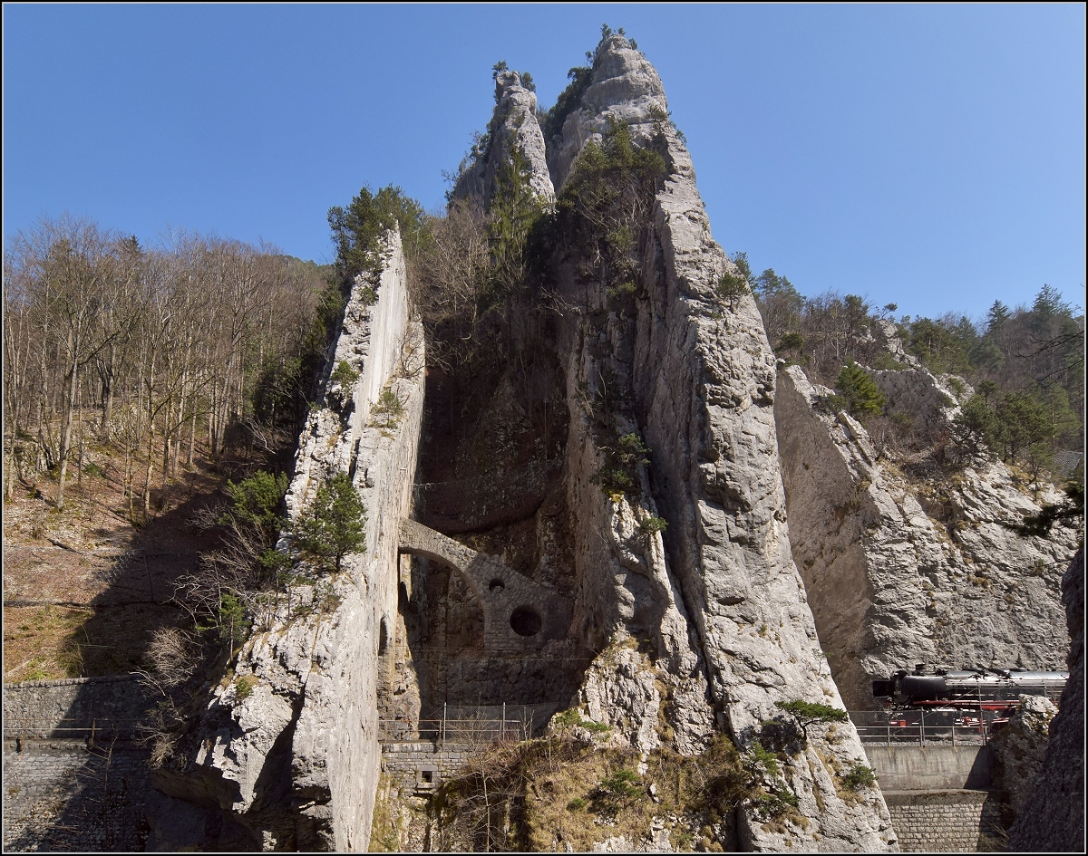 IGE-Abschiedsfahrt vom  Blauen Fernschnellzug . 

Durchfahrt 01 202 durch die bekannte Juraklus bei Moutier/Münster, eine kleine Sequenz. Weil die Stelle doch sehr markant ist, habe ich mir erlaubt mehrere Bilder hintereinander einzustellen. Zugunsten mehr Zug im Bild musste durfte die direkt unterhalb verlaufende Birs nicht ins Bild, hier muss selbst ein Ultraweitwinkelobjektiv passen... März 2019.