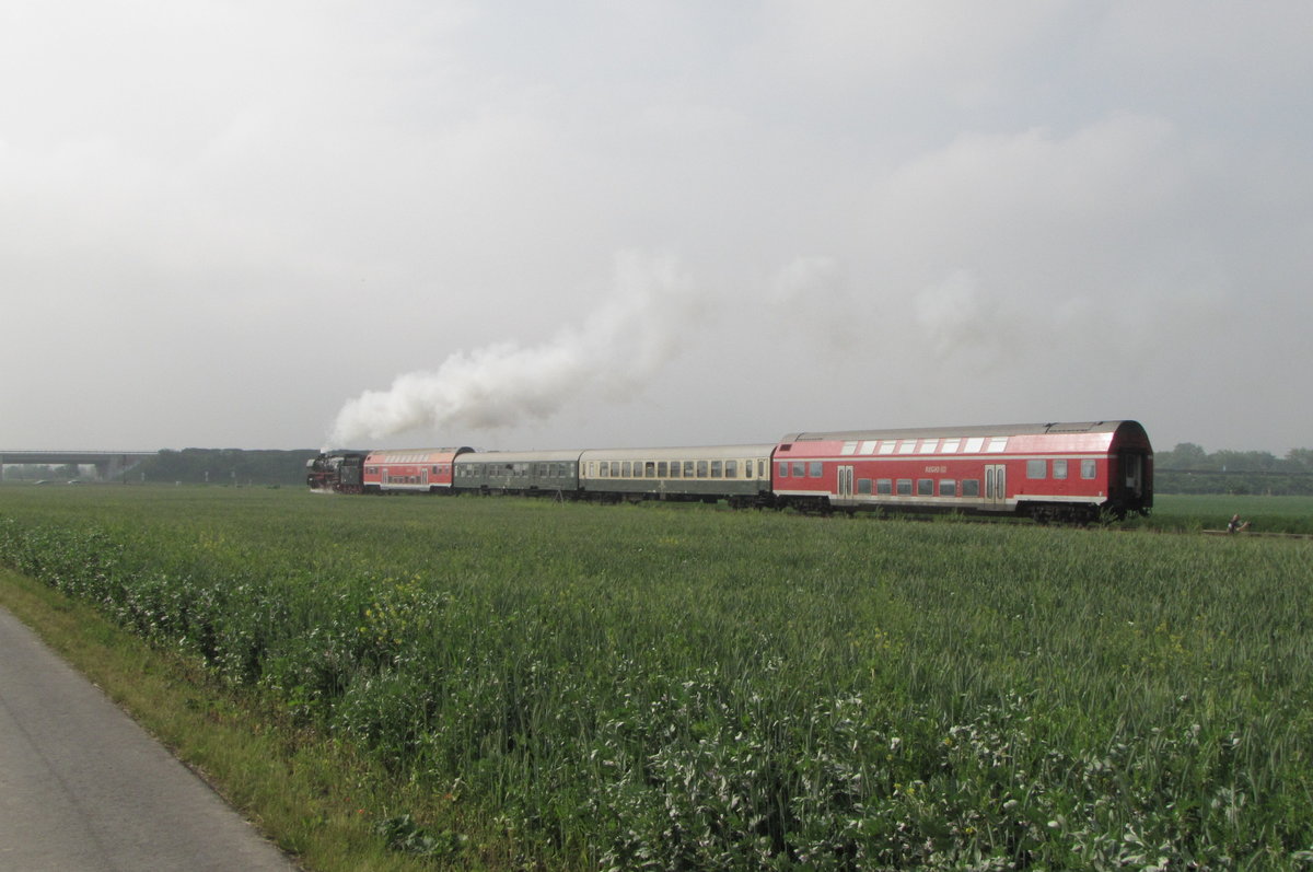 IGE Werrabahn 41 1144-9 mit dem RE 16275  Regenbogen-Express  von Sondershausen nach Erfurt Pbf, am 28.05.2016 in Kühnhausen.