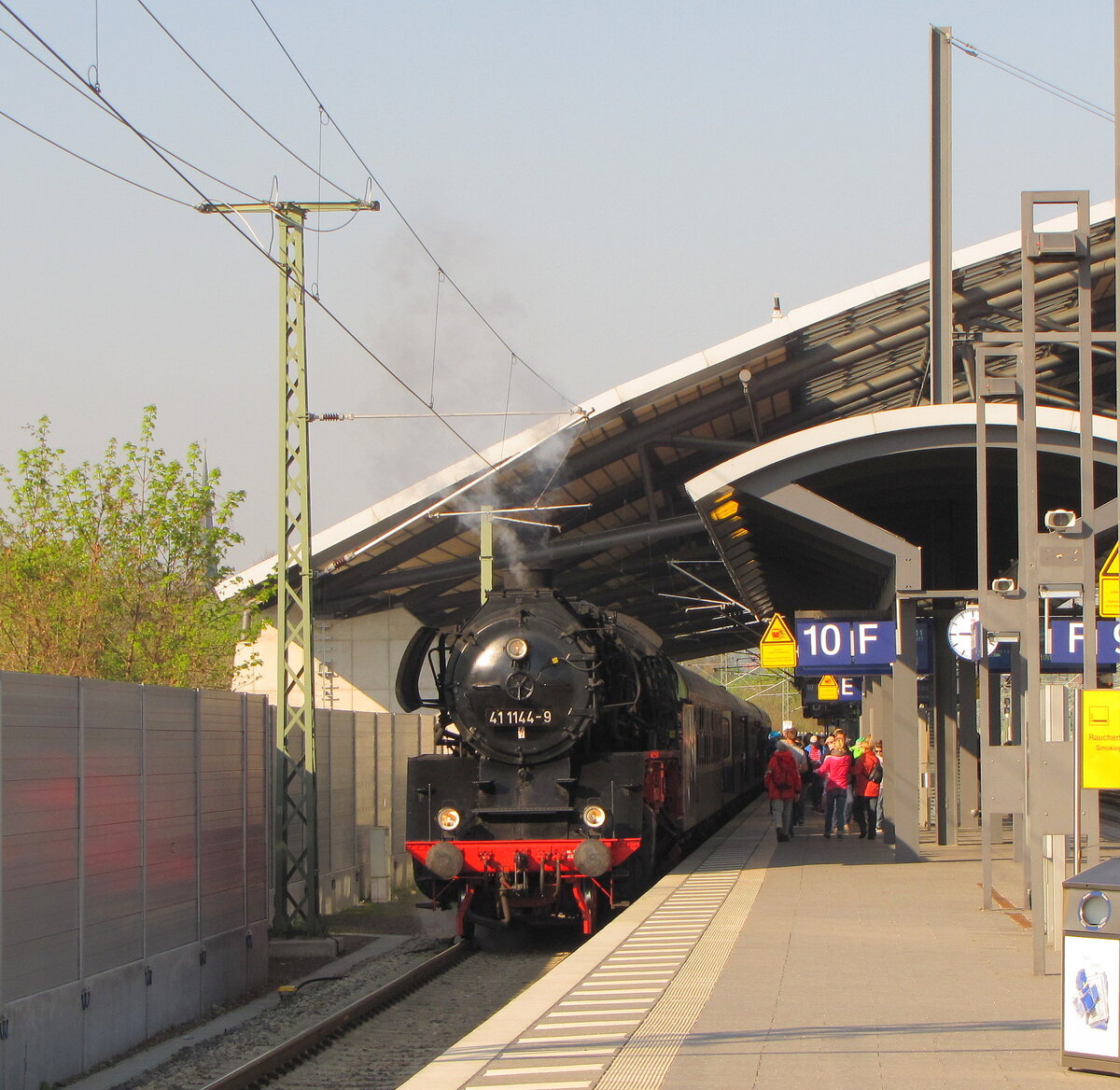 IGE Werrabahn-Eisenach 41 1144-9 mit dem RE 16277 von Eisenach nach Großheringen, am 20.04.2014 in Erfurt Hbf. Der Sonderzug verkehrte zum  MDR Osterspaziergang  in Bad Sulza.