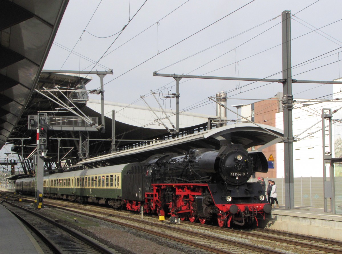 IGE Werrabahn-Eisenach 41 1144-9 mit dem RE 16261  Altenburg-Express  von Eisenach nach Altenburg, am 25.04.2015 beim Halt in Erfurt Hbf.