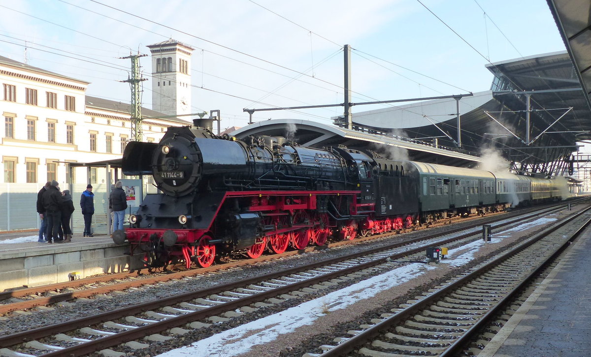 IGE Werrabahn-Eisenach e.V. 41 1144-9 mit dem RE 16993  Rodelblitz  nach Meiningen, am 29.01.2017 in Erfurt Hbf.