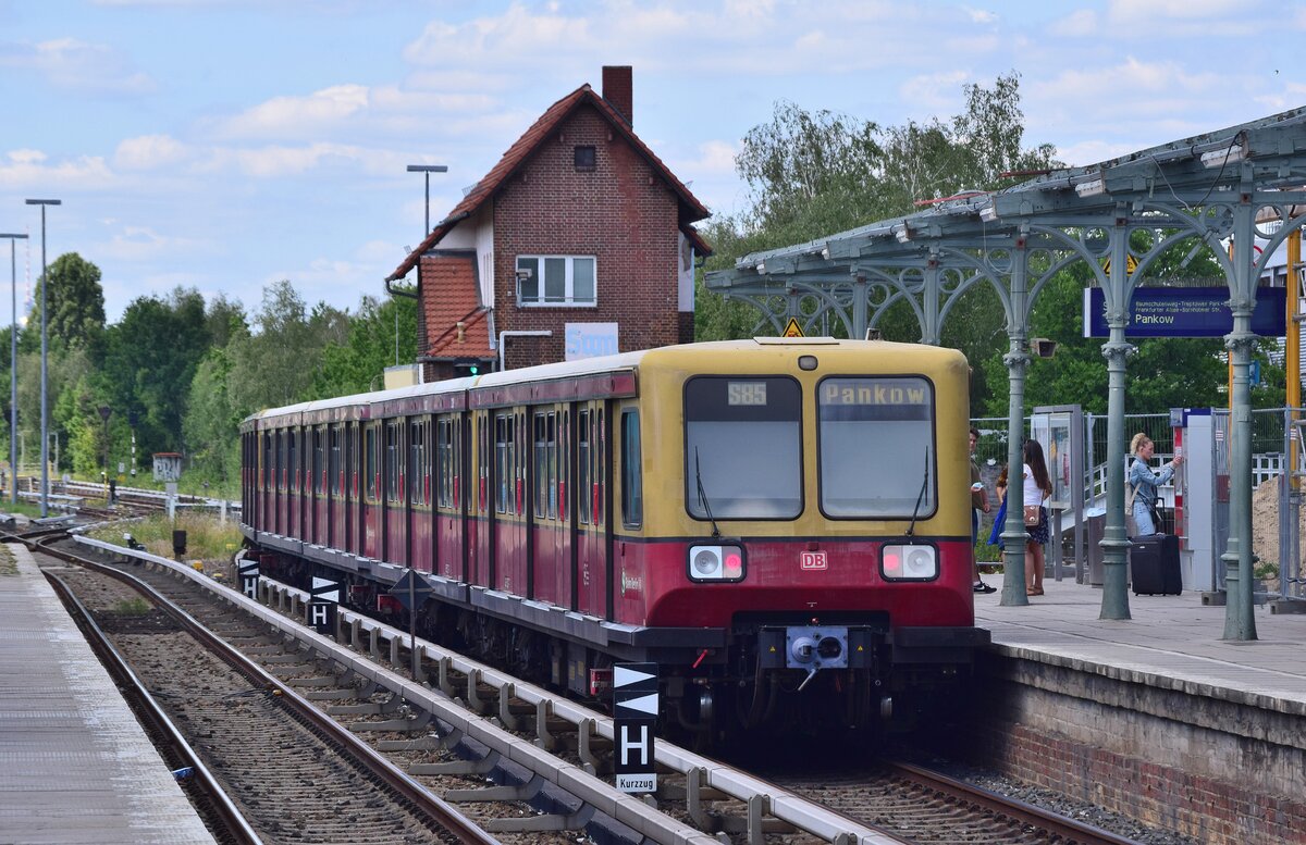 Ihr Ende steht auch schon Fest. 2020 waren die Züge der Br485 noch auch einigen Linien unterwegs. Die Ablöse war noch auf Test und Schulungsfahrten. Nun knapp 2 Jahre später schaut die Situation schon ganz anders aus. Die neuen S-Bahnen fahren auf den ersten Linien im Plandienst und im April 2023 ist auch für die Baureihe 485 entgültig Schluss. Nach 30Jahren Dienst geht es in den Ruhestand. 

Berlin Schöneweide 13.07.2020