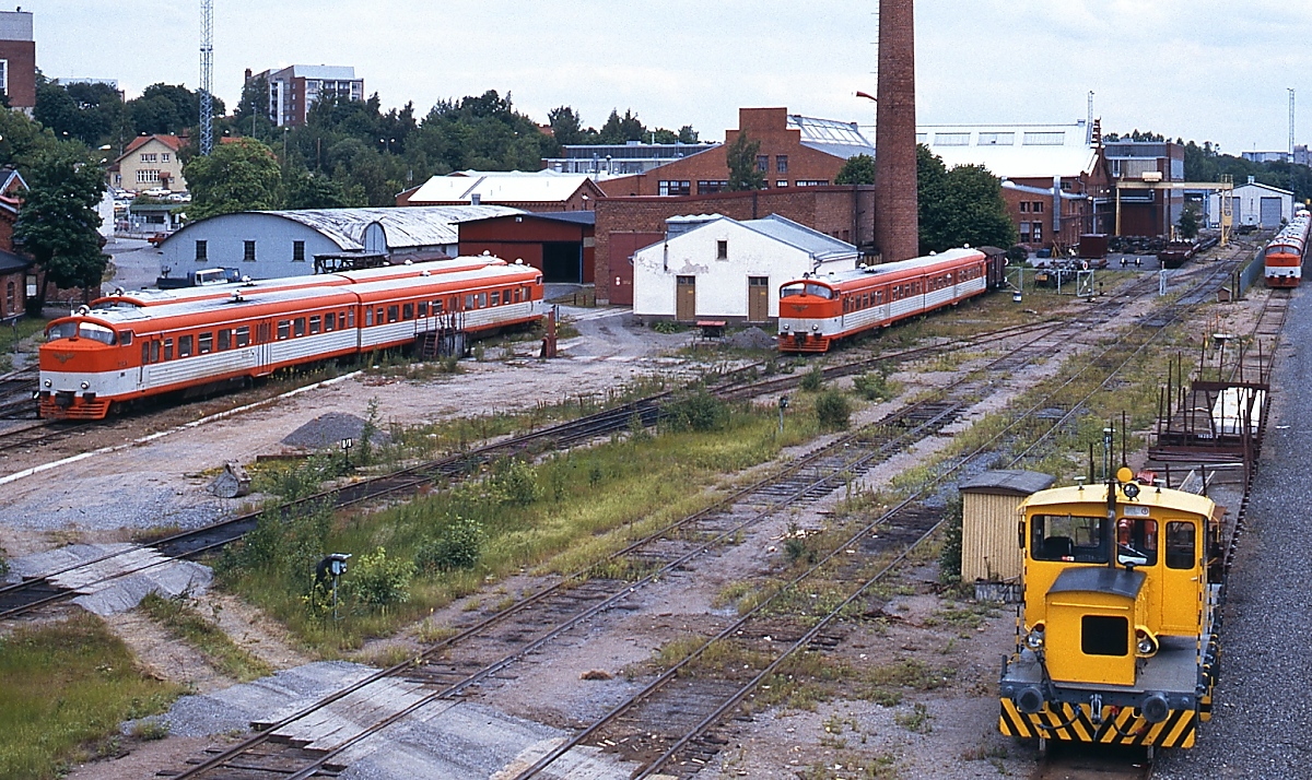 Ihre letzten Tage verbrachten zahlreiche Triebwagen der VR-Baureihen Dm8 und Dm9 in Jyväskylä, wie auf diesem Bild vom Juni 1990 zu sehen. Leider wurden diese 1964/65 in Dienst gestellten Fahrzeuge in diesem Jahr ausgemustert. 