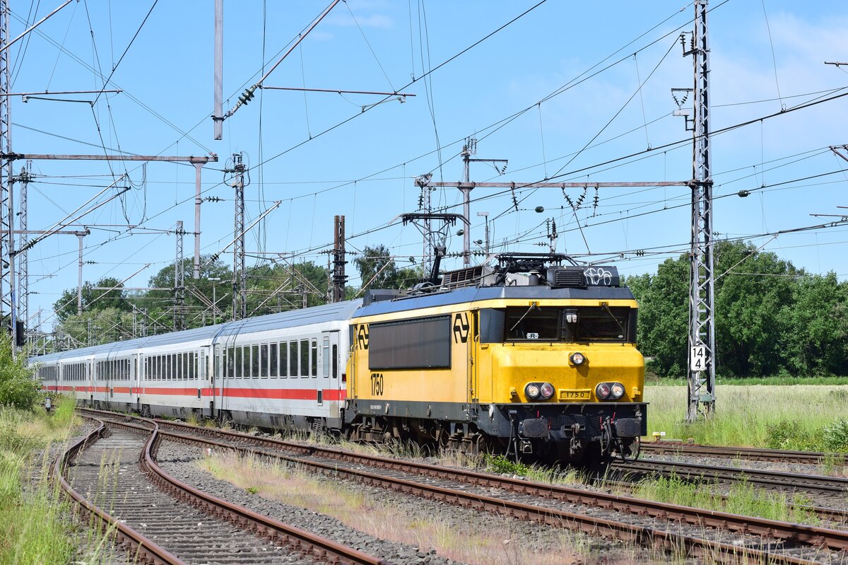 Ihre Zeit läuft ab. Nach etwas über 40Jahren Dienstjahre werden die Loks zum Ende des Jahres bei der NS ausgemustert. Hier rollt ein IC aus Amsterdam mit 1750 an der Spitze in Bad Bentheim ein.
Das Foto wurde von einer öffentlich zugänglichen Ladestraße aus gemacht.

Bad Bentheim 03.06.2023