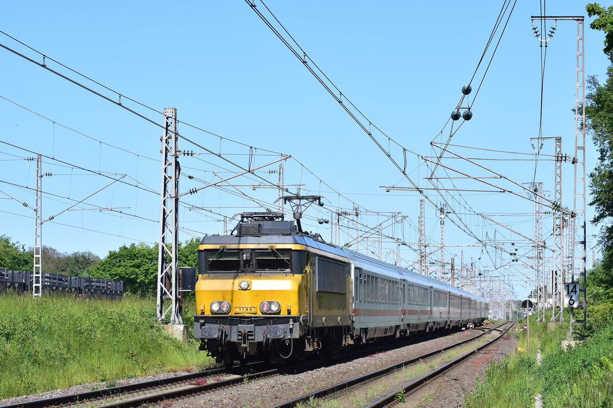 Ihre Zeit läuft ab. Nach etwas über 40Jahren Dienstjahre werden die Loks zum Ende des Jahres bei der NS ausgemustert. NS1746 fährt mit einem IC nach Amsterdam in Bad Bentheim aus.

Bad Bentheim 03.06.2023