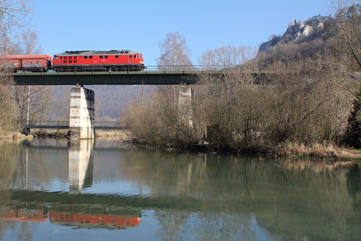 Ihren beladenen Kalkzug nach Ulm-Söflingen beschleunigte 232 635-3 am 13.03.14.