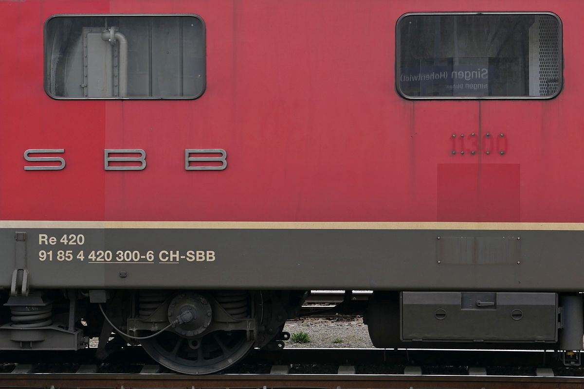 Ihrer erhabenen Ziffern  beraubt  steht Re 420 300-6 am 16.04.2022 im Bahnhof von Singen (Hohentwiel)