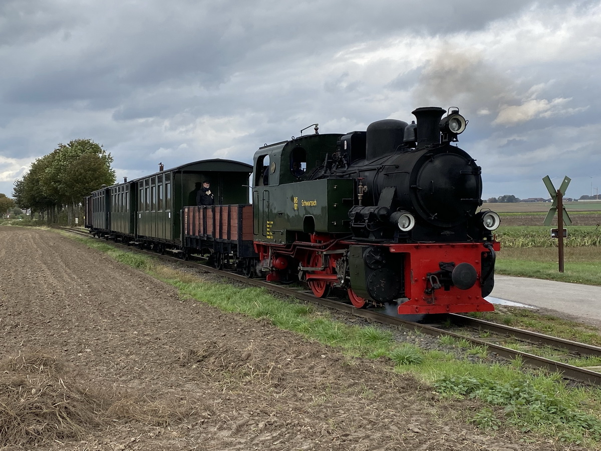 IHS 101 Schwarzbach erbaut von  Lokomotivfabrik Krauss-Maffei der Selfkantbahn hier bei Gangelt am 10. Oktober 2020.