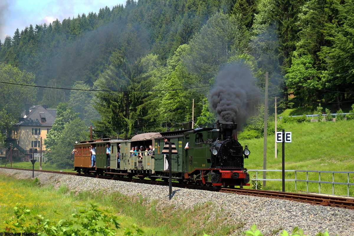 IK Nr. 54 zieht ihren Zug gerade in den Bahnhof von Schmalzgrube wo sie am 03.06.2017 von den Fotografen fotografiert werden konnte.