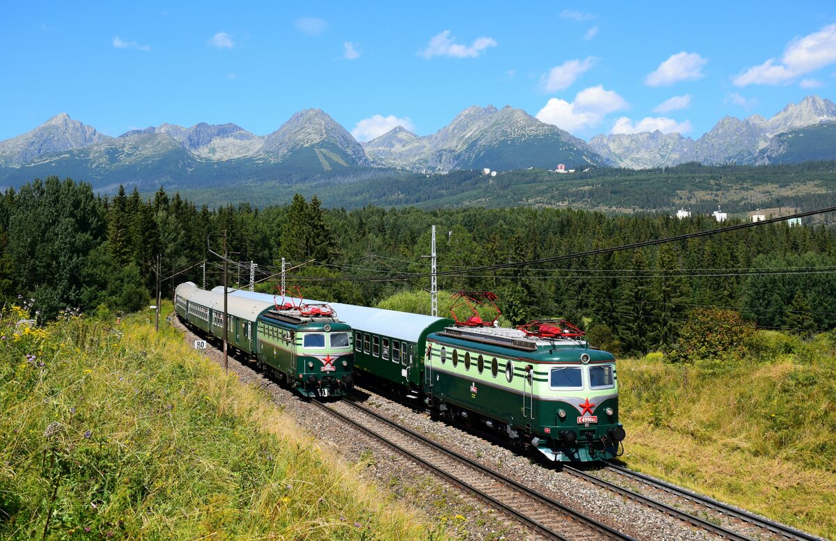 Ikonische Lokomotiven vor einem wunderbaren Hintergrund. Die E499 085 und die E499 062 mit ihren Zügen zwischen Štrba und Štrba Zastavka. Kann man die Tátra im Hintergrund zu sehen.
Štrba, 13.08.2023.