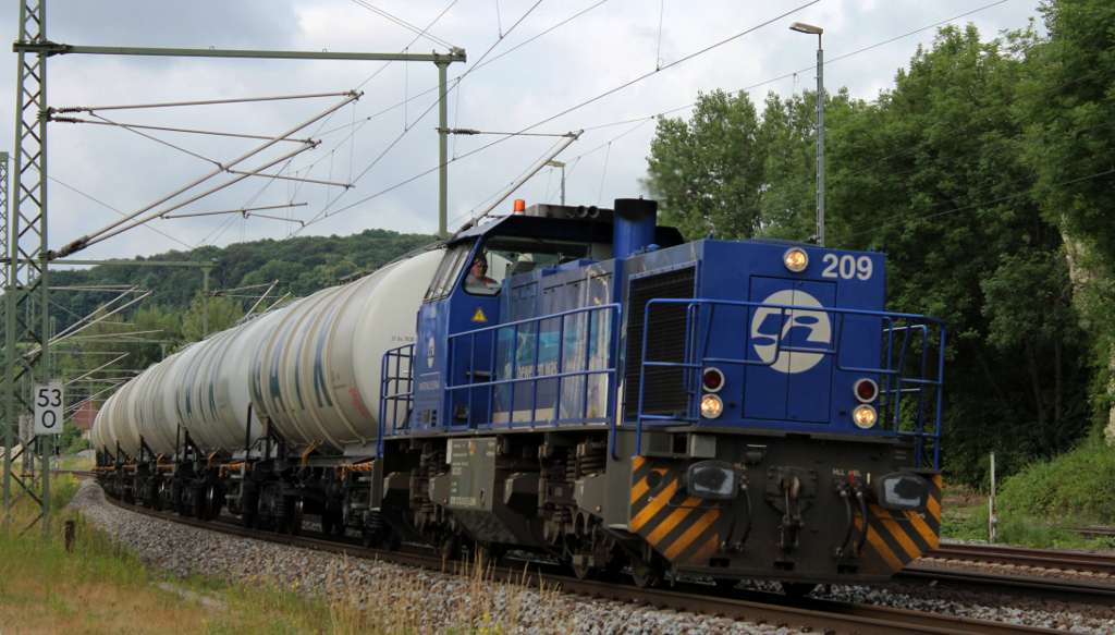IL 209 (92 80 1275 012-3 D-LEUNA)am 19.06.2014 mit einem Kesselwagenzug auf der Thüringer Bahn durch Bad Kösen in Richtung Norden.
