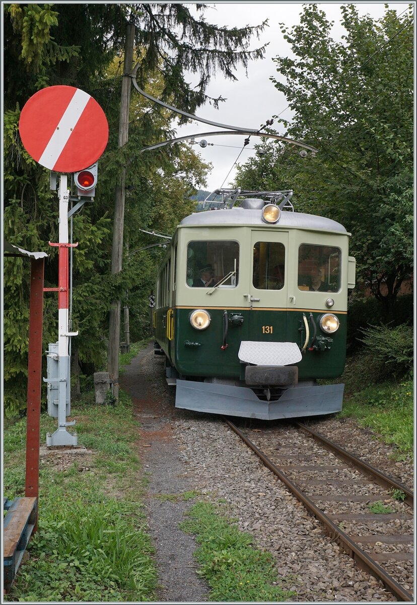 Il était une fois... les années 40 / Es war einmal: die 40er Jahre  Zu Gast war der zum Thema perfekt passende GFM Ce 4/4 131 von GFM Historique, der hier bei beim Einfahrsignal von Chaulin zu sehen ist. 

Auch hier zwei  Bemerkungen: Das Gelände ist frei zugänglich und der Foto-Standort ist ausserhalb des Gleisbereichs, zweitens: Das Bild entspricht den Anforderungen von mindestens 1000 px. in der Breite und könnte deshalb etwas über den Bildschirm hinauslappen.

10. September 2022