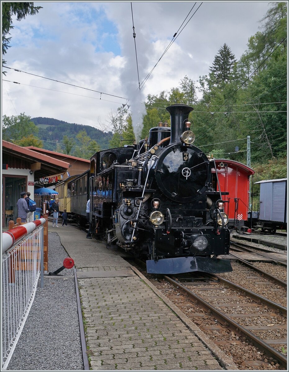 Il était une fois... les années 40 / Es war einmal: die 40er Jahre
Nach eine Aufenthalt in Meiningen dampft die Blonay-Chamby Bahn HG 3/4 N° 3 nun wieder am Genfersee und entlastet die G 2x 2/2 105. Das Bild zeigt die formschöne Lok in Chaulin.
Zwei Bemerkungen: Die Barriere (immer geschlossen) sichert das unabsichtliche überqueren der Geleis der Raum zu Fotografien ist jedoch frei zugänglich. 
Das Bild entspricht den Anforderungen von mindestens 1000 px. in der Breite, und könnte deshalb etwas über den Bildschirm hinauslappen. 

10. September 2022