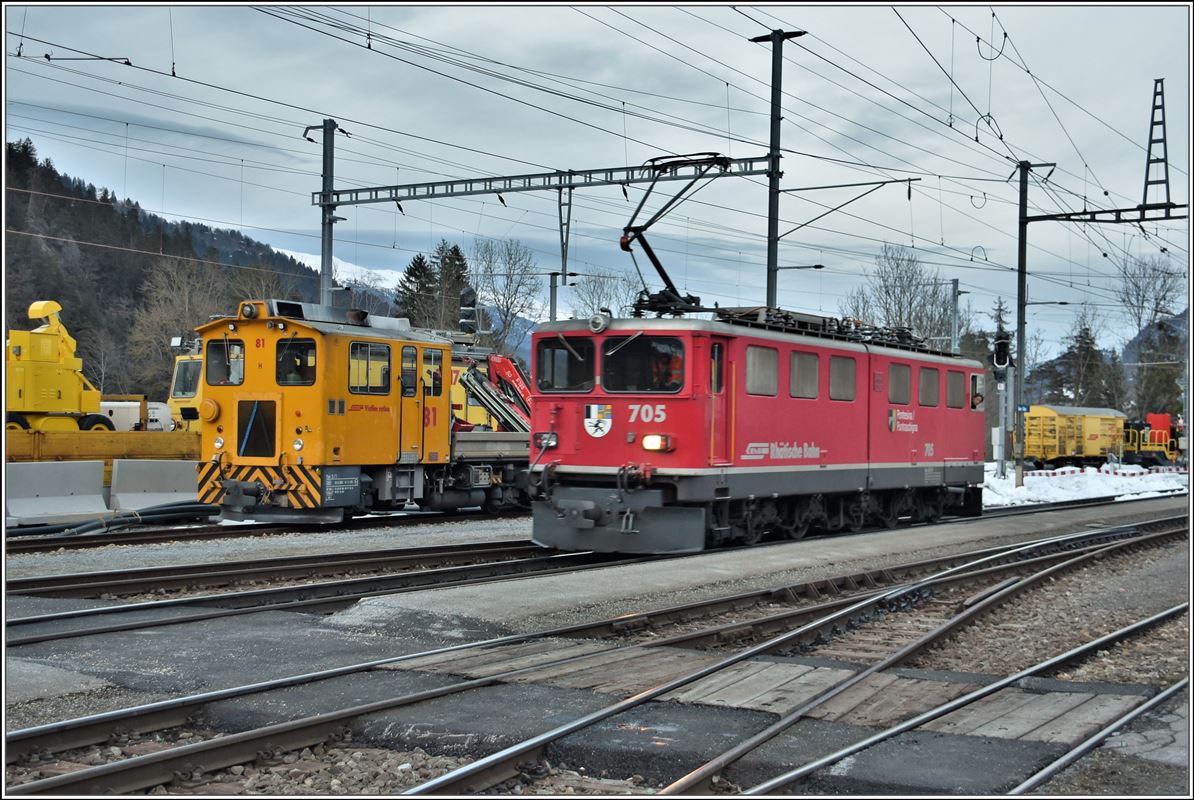 Ilanz ist ein bedeutender Güterbahnhof der RhB, vor allem für Valser Mineralwasser, Holz und Kehricht. Die Ge 6/6 II 705  Pontresina/Puntraschigna  bringt leere Wagen aus Untervaz und nimmt volle Wagen zurück.(08.03.2018)