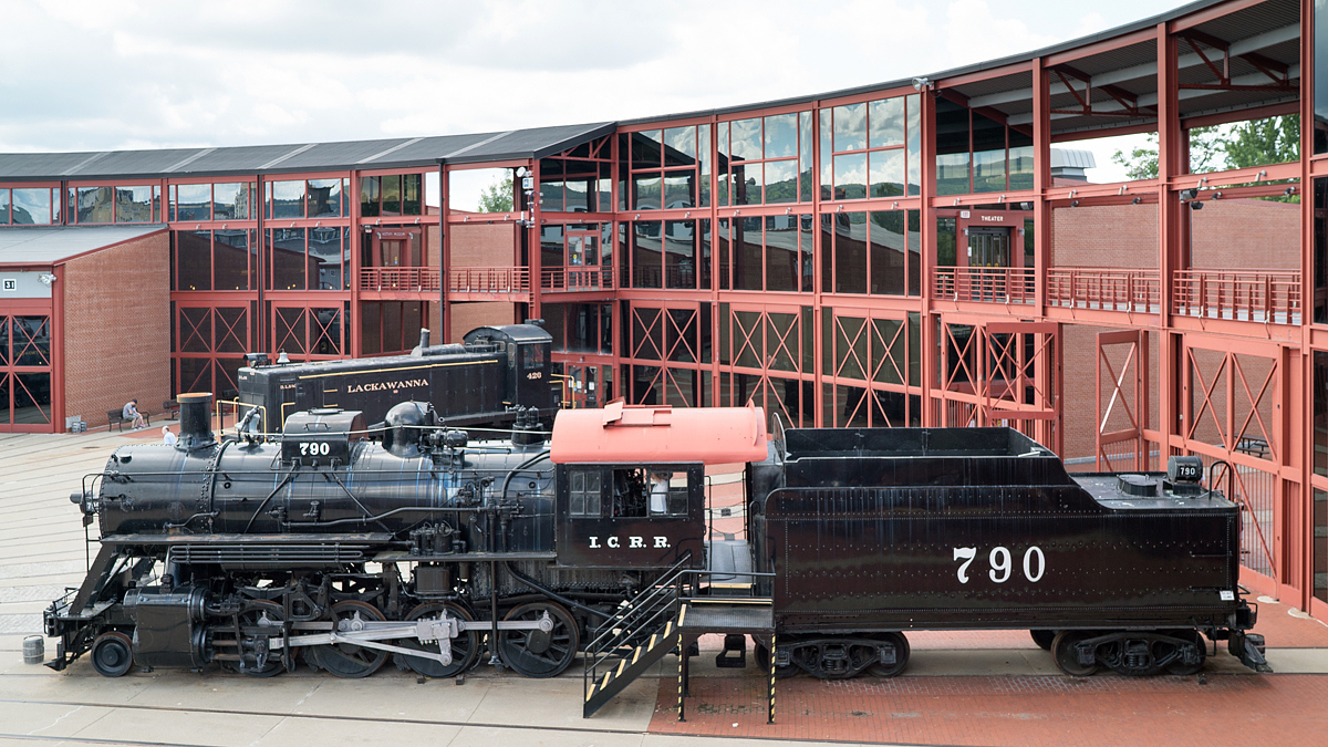Illinois Central #790 am 06.08.2022 in der Steamtown National Historic Site in Scranton, PA. Im Hintergrund steht DL&W #426.
