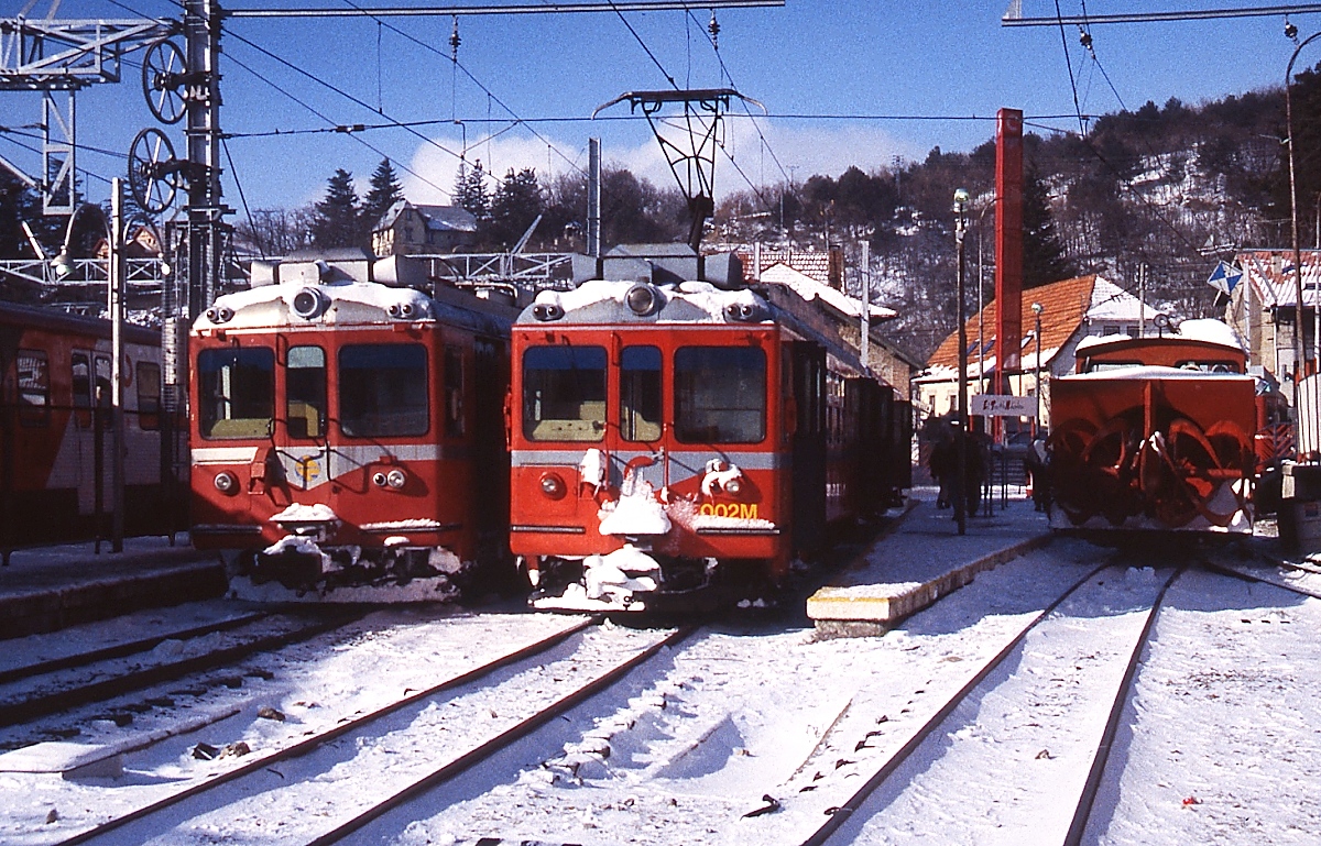 Im 1.150 m hoch gelegenen Cercedilla liegt direkt neben dem Endpunkt der Madrider Vorortlinie C-8 der Bahnhof der 18,2 km langen Meterspurbahn nach Cotos (1.819 m) in der Sierra Guadarrama. Die Bahn gehört als Linie C-9 zum Madrider Vorortbahnverbund. Im Februar 1996 steht dort der 442 002 zur Abfahrt nach Cotos bereit. Die 442 wurden von MTM/Barcelona (heute Alstom) zwischen 1976 und 1981 hergestellt, Vorbild waren die Be 4/4 26 und 27 der Lausanne-Echallens-Bercher-Bahn. Die Schneeschleuder ganz rechts wurde an die von Stadler hergestellte Diesellok 300-111-2 angebaut.
