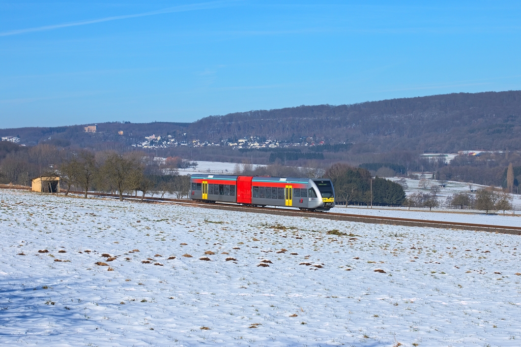 Im 2-Stunden-Takt verbindet die HLB Au mit Limburg. Am Vormittag des 7.2.2015 war ein HLB-GTW bei Berzhahn Richtung Limburg unterwegs