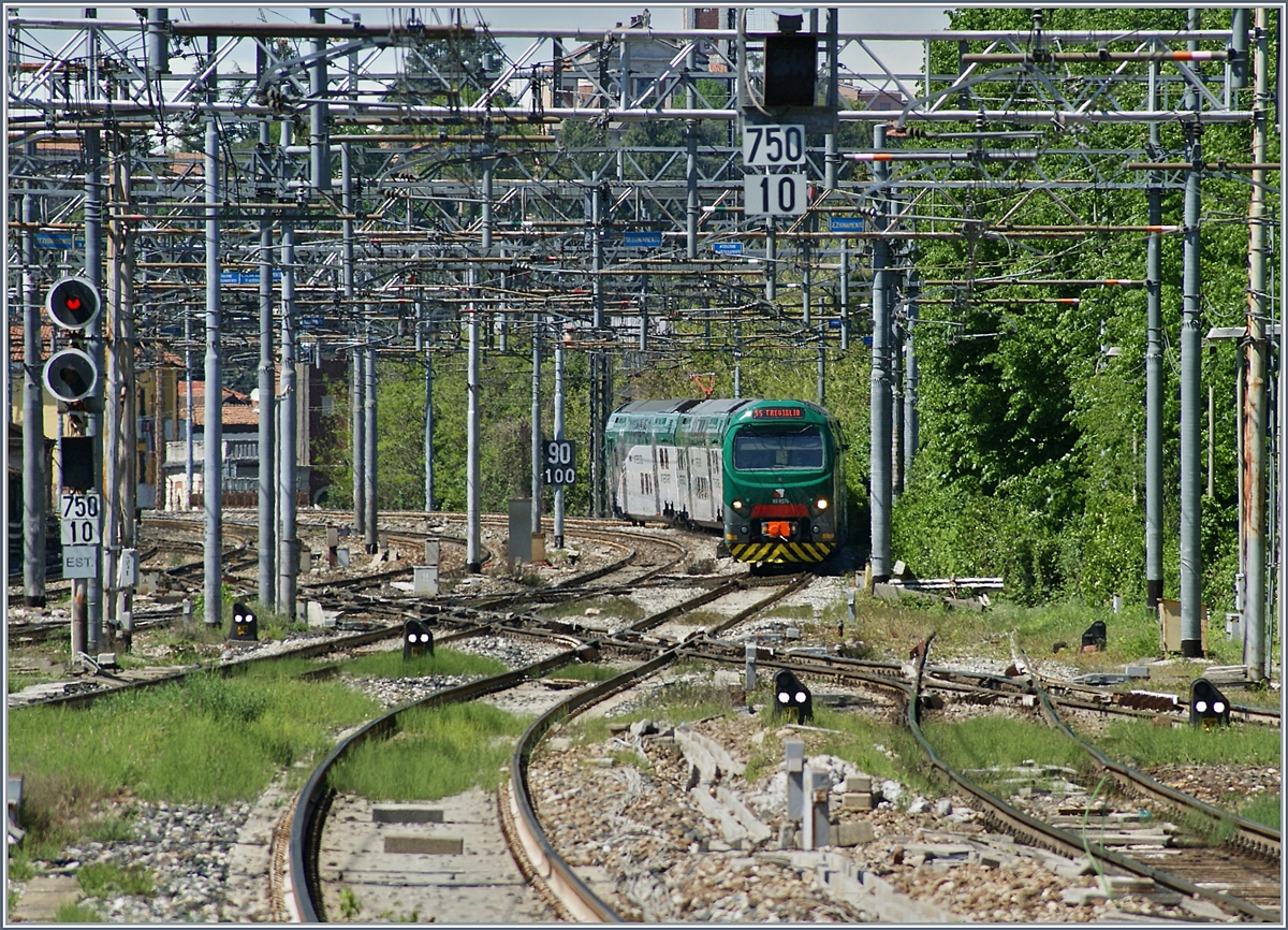 Im 30 Minuten Takt bedienen die Trenord Ale 711 als Linie S 5 Varsese mit Treviglio (via Gallarete - Milano). Hier drei Bilder des in Gallarate einfahrenden Ale 711 027.

27. April 2019