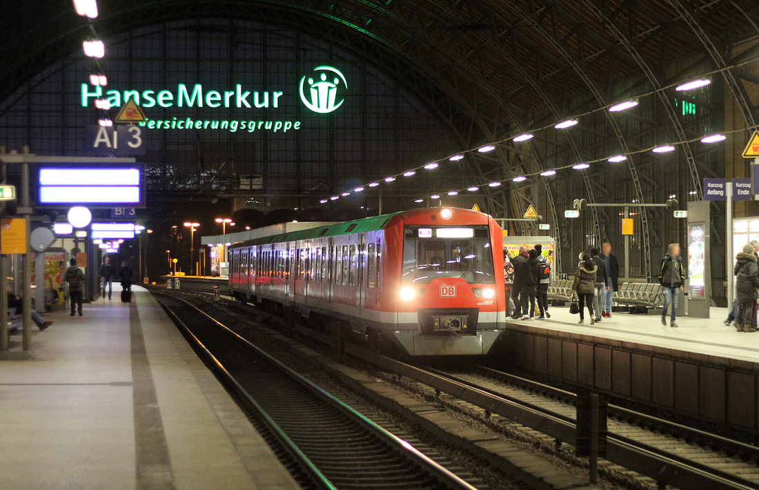 Im abendlichen Bahnhof Hamburg-Dammtor wurde dieser 474er (genaue Nummer unbekannt) fotografiert.
Aufnahmedatum: 28. Februar 2016