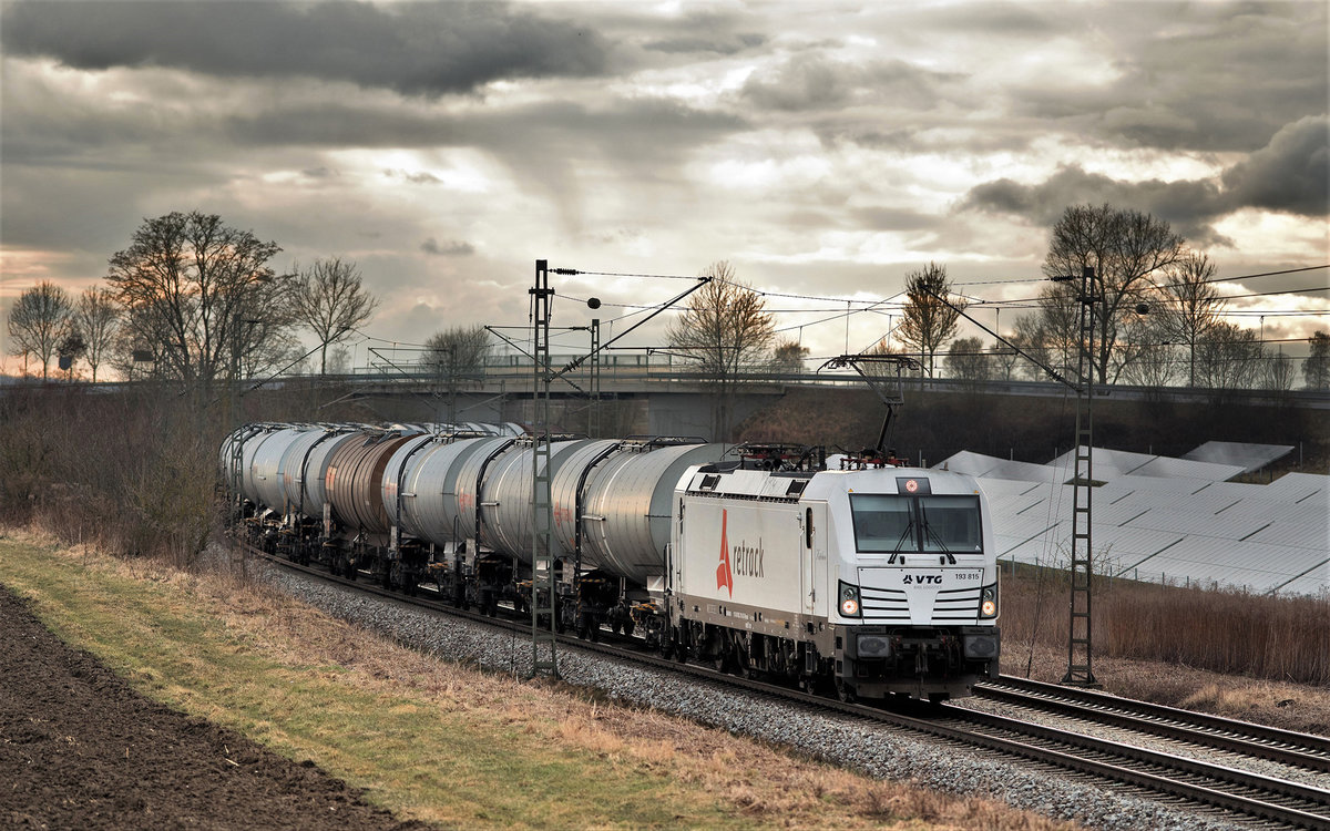 Im abendlichen Gegenlicht fährt die 193 815 in Langenisarhofen mit einem Kesselwagenzug vorüber.Bild 16.3.2018