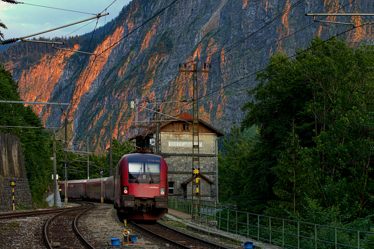 Im abendlichen Licht schiebt 1116 206 bergwärts am Railjet von Zürich HB nach Wien .Bild Bahnhof Hintergasse den 20.7.2015