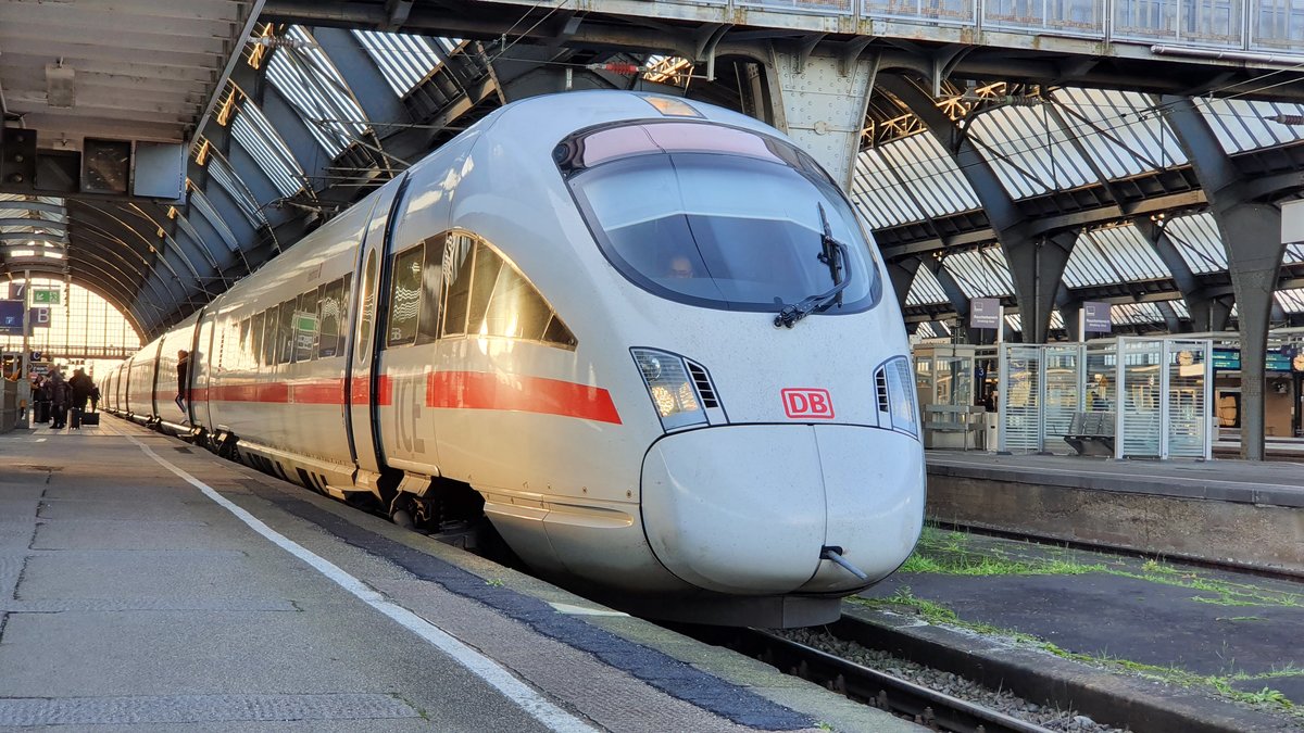 Im abendlichen Sonnenlicht steht ein ICE T am 30. November 2019 im Karlsruher Hauptbahnhof auf Gleis 7.