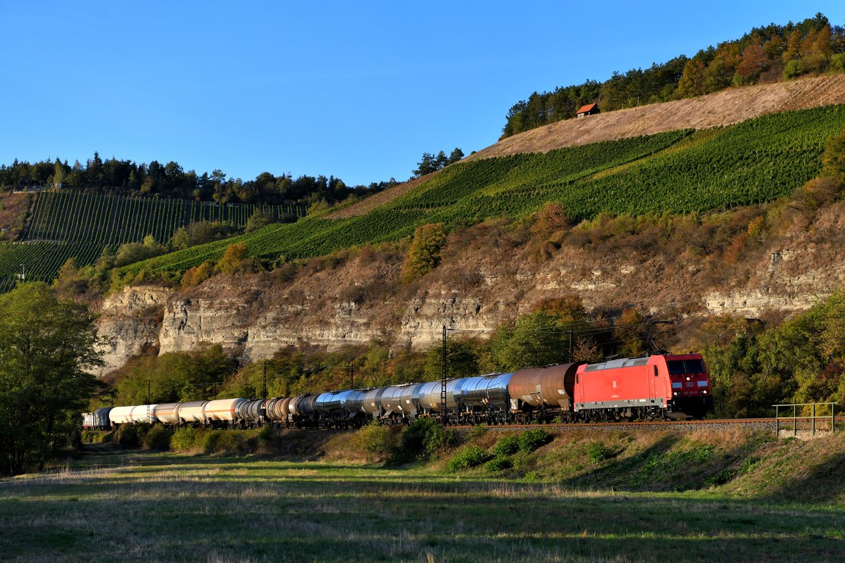 Im abendlichen Streiflicht fuhr mir zum Tagesabschluss noch die 185 306 mit dem EZ 51194 von Maschen Rbf nach Nürnberg Rbf Einf bei Himmelstadt im Maintal vor die Linse.