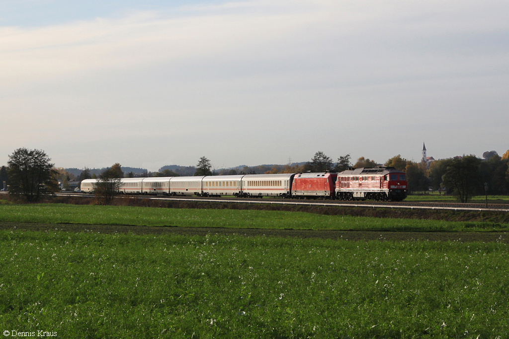 Im abendlichen Streiflicht sind 232 209 und 101 024 mit dem umgeleiteten EC 219 am 26.10.2013 bei Dorfen unterwegs.