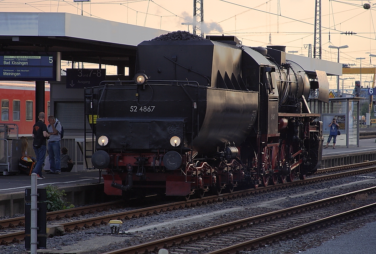 Im Abendlicht des 07.09.2013 setzt hier 52 4867 ber Gleis 5 im Hbf Schweinfurt gerade um, zur bernahme ihres aus Meiningen kommenden Sonderzuges fr seine heutige letzte Reiseetappe, nach Frankfurt/Main-Sd.