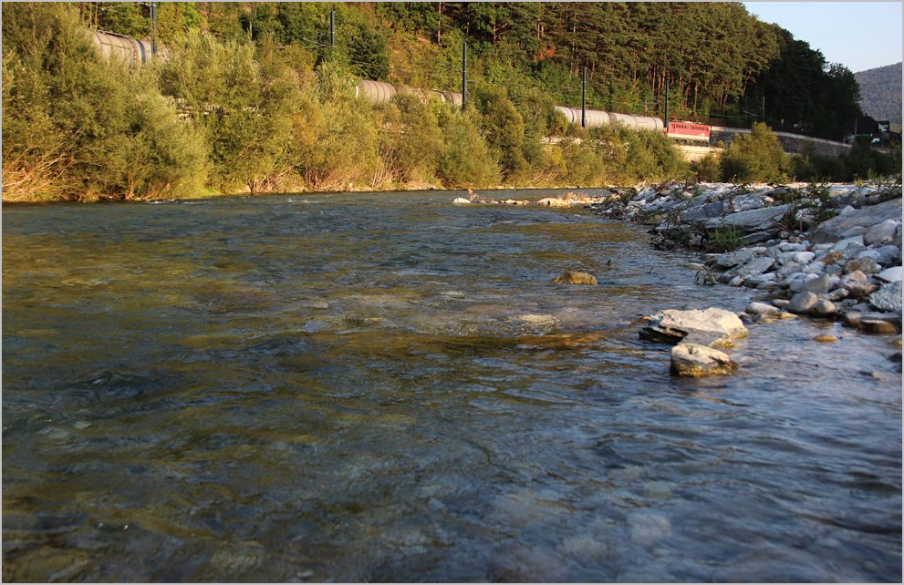 Im Abendlicht des 14. September 2013 befhrt diese 1142 an der Schwarza entlang, das letzte Stck der Semmeringbahn. Schlglmhl