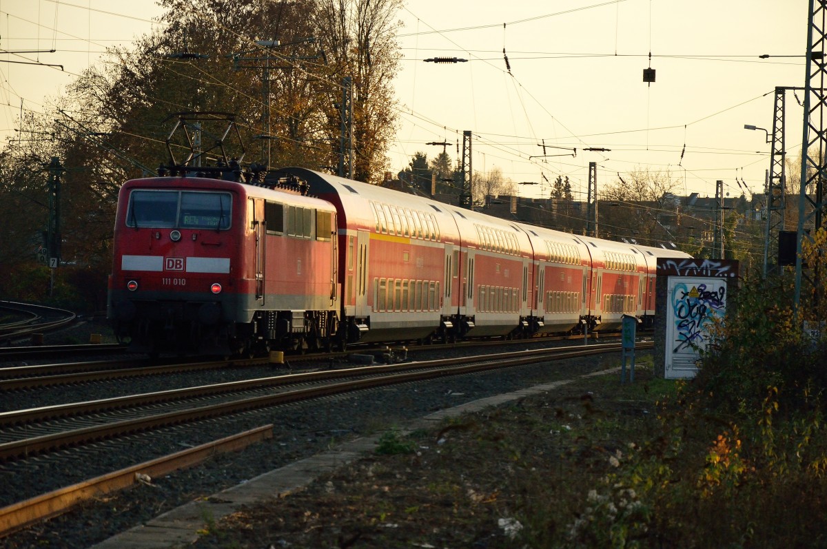 Im Abendlicht des 23.11.2014 schiebt die 111 010 einen Dostock nach Aachen Hbf auf der RE4 aus dem Rheydter Hbf hinaus. 