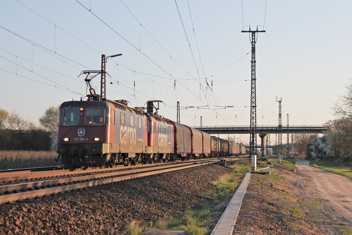 Im Abendlicht des 27.03.2017 fuhr Re 421 391-4 zusammen mit Re 421 396-3 und dem DGS 48620 ( Sierre  - Muttenz - Göttingen Gbf) bei Müllheim (Baden) durchs Markgräflerland in RIchtung Norden.