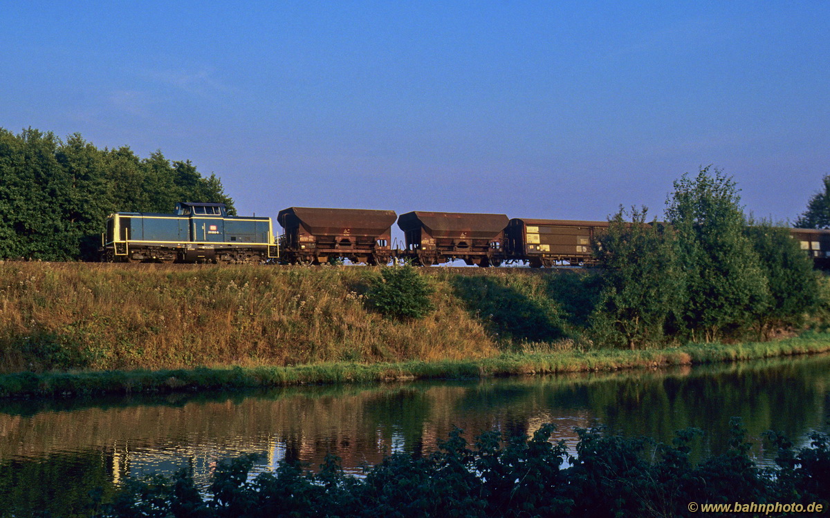 Im Abendlicht des 4. September 1991 hat 211 031-0 mit ihrer Übergabe aus Weisau die Teiche Oberteich erreicht und fährt jetzt Pechbrunn entgegen.

