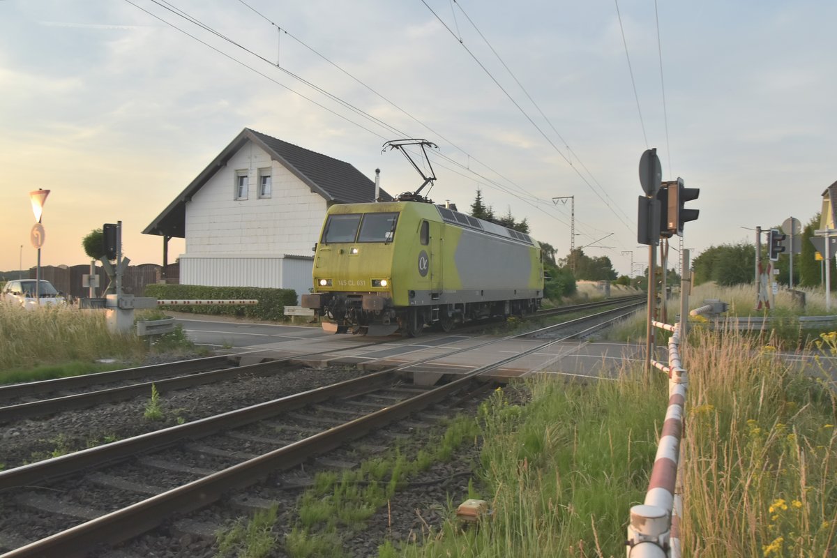 Im Abendlicht des längsten Tages des Jahres 2017 habe ich die 145-CL 031 am Bü Dahlerweg in Wickrath bekommen, als sie LZ gen Aachen fuhr. 21.Juni 2017