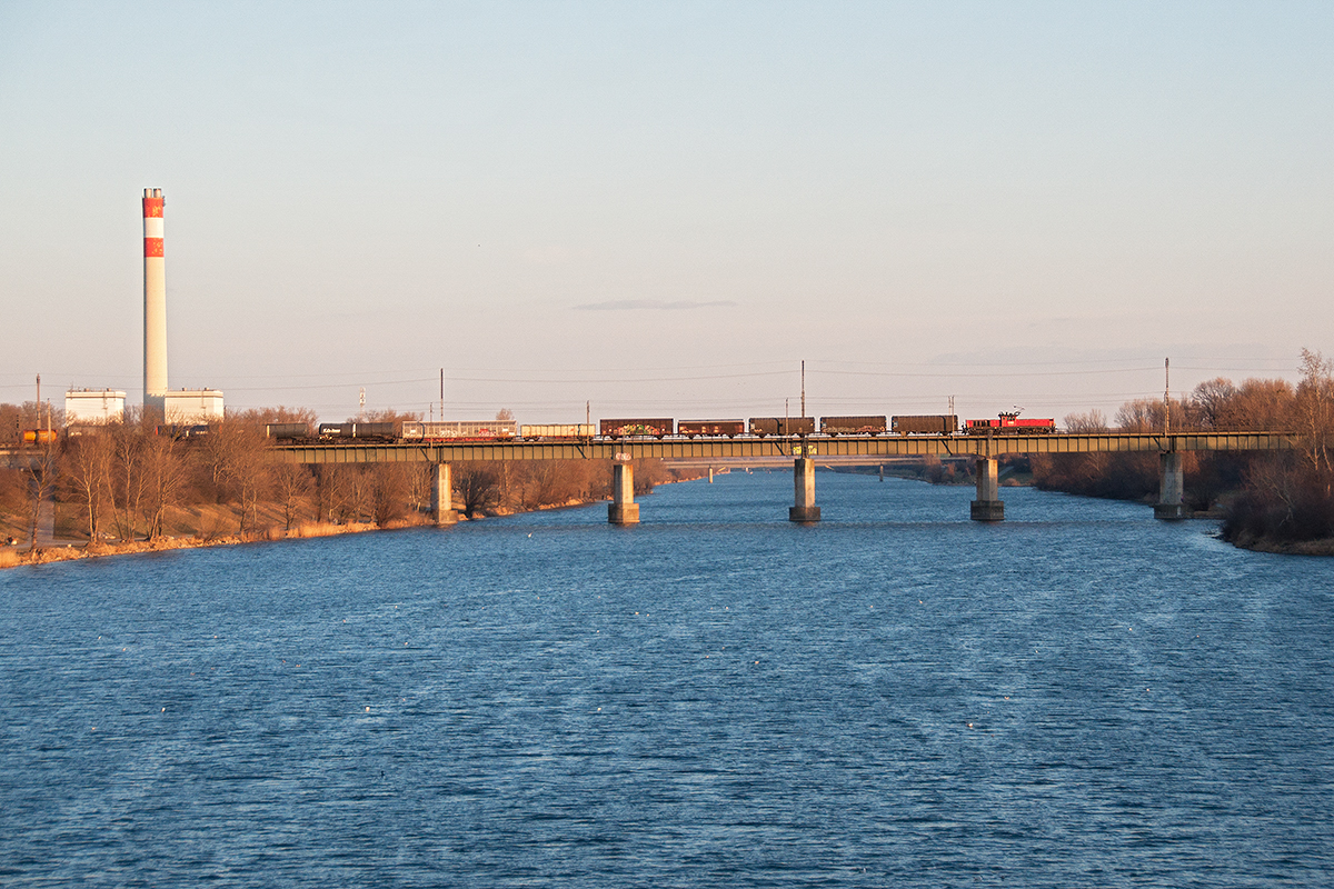 Im Abendlicht es 21.03.2018 konnte dieser Güterzug beim Überqueren der neuen Donau in Wien fotografisch festgehalten werden.