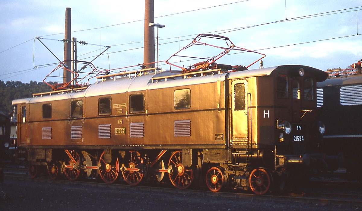 Im Abendlicht präsentiert sich die als EP5 21534 der bayerischen Gruppenverwaltung der Deutschen Reichsbahn bezeichnete spätere E 52 34 auf der Ausstellung zum 150-jährigen Jubiläum der deutschen Eisenbahnen im Oktober 1985 in Bochum-Dahlhausen. Mit 140 t waren die 1924/25 gelieferten E 52 übrigens die schwersten deutschen E-Loks. 