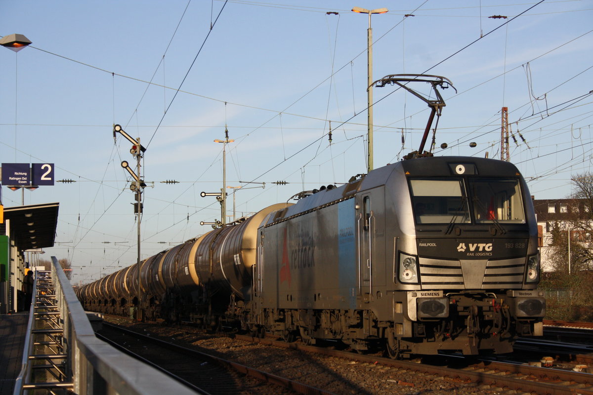 Im Abendlicht ist Retrack 193 828 mit Kesselwagen unterwegs, hier in Düsseldorf Rath.