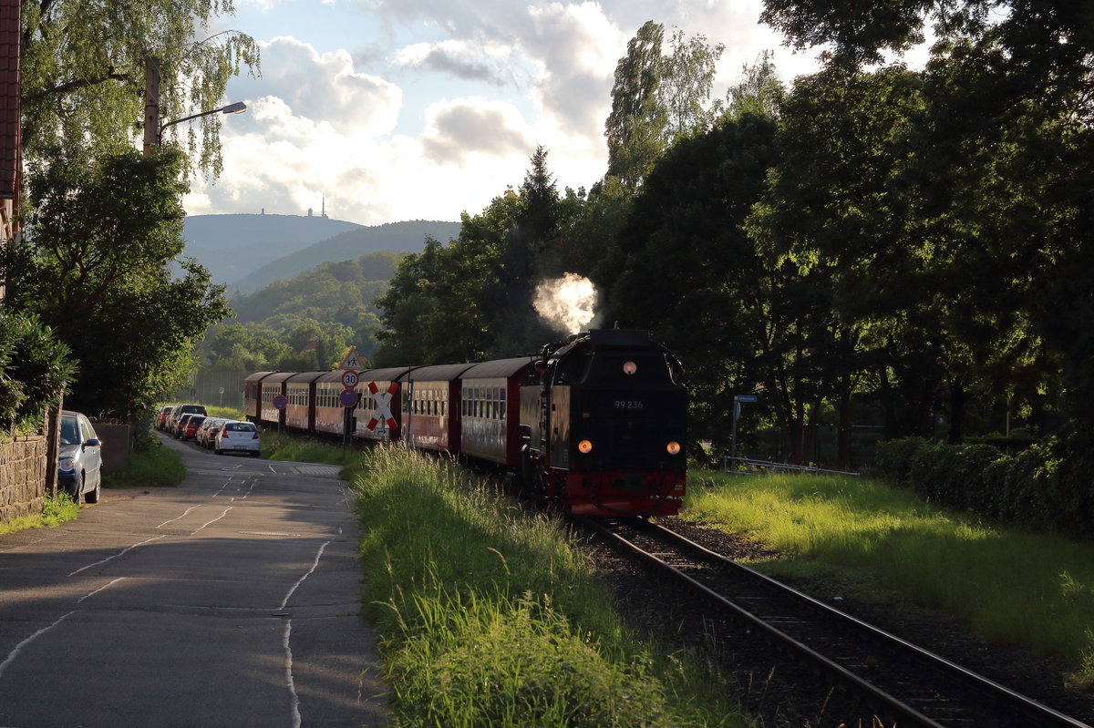Im Abendlicht rollt 99 236 mit ihrem P8936 (Brocken - Wernigerode) durch Hasserode.

Wernigerode Hasserode, 03. August 2017