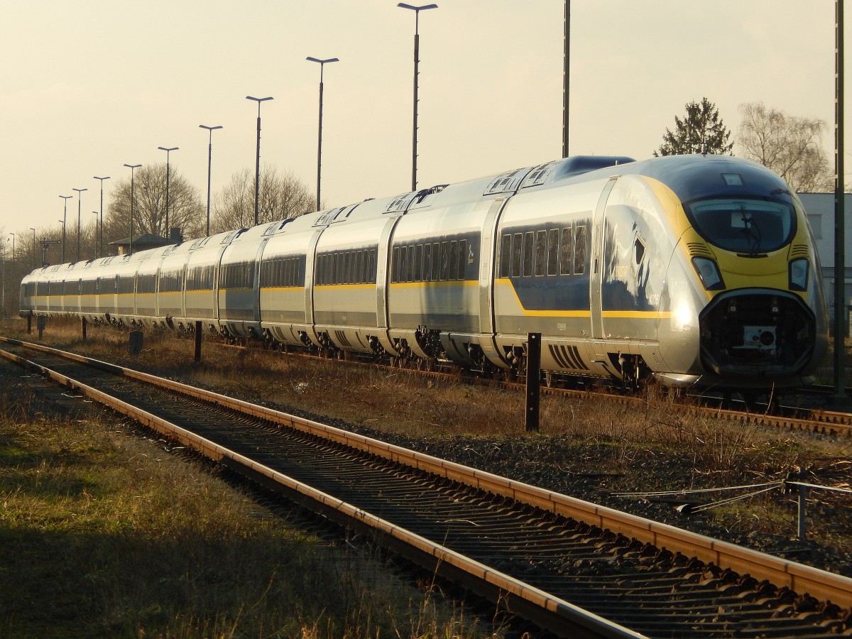 Im Abendlicht strahlt der Eurstar Velaro richtig. Nachdem einer von beiden schon ins Prüfcenter Wegberg gezogen wurde wartet Eurostar Velaro 4006 abgeholt zu werden. Er wird weiterhin von den Sicherheitsmännern rund um die Uhr bewacht.

Mönchengladbach Rheindahlen 17.01.2015
