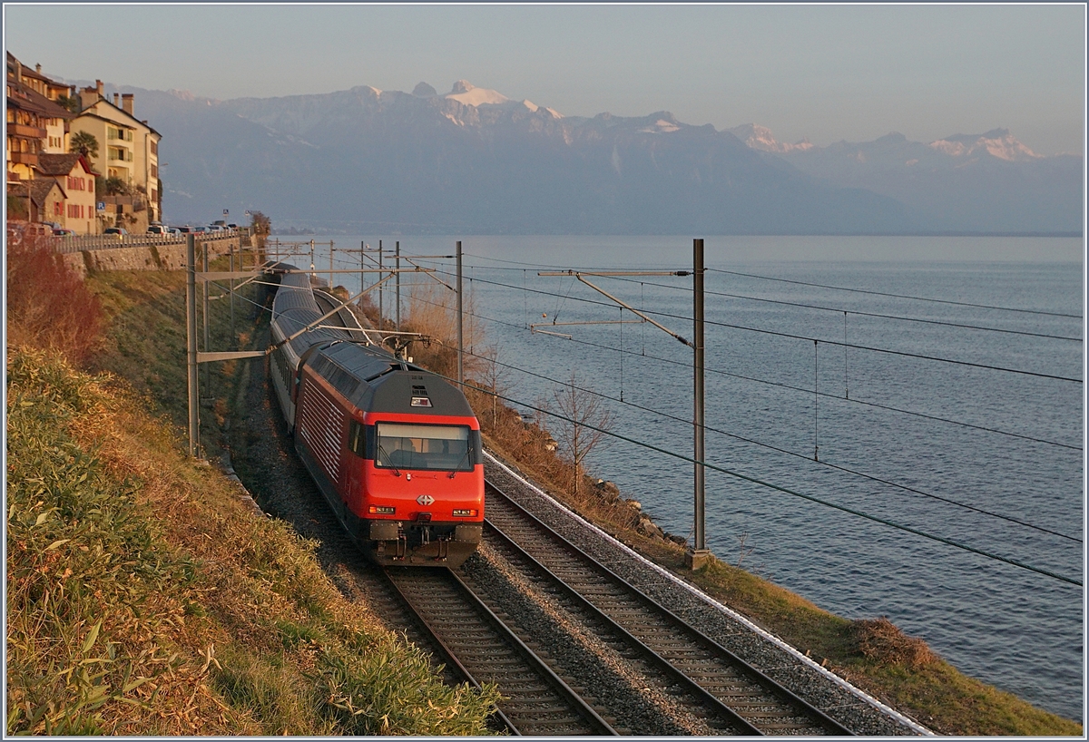 Im Abendsonnenlicht schiebt eine SBB Re 460 bei St-Saphorin ihren IR 1827 Richtung Wallis.

25. Jan. 2019 